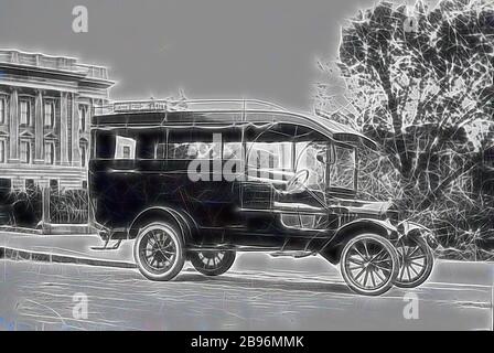 Négatif - Geelong, Victoria, vers 1920, le North Geelong & City bus. Le véhicule est un modèle T Ford., repensé par Gibon, le design d'un brillant gai chaud de la luminosité et des rayons de lumière radiance. L'art classique réinventé avec une touche moderne. La photographie inspirée du futurisme, qui embrasse l'énergie dynamique de la technologie moderne, du mouvement, de la vitesse et révolutionne la culture. Banque D'Images