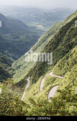 Route SC 438 à Rio do Rastro montagnes. Lauro Muller, Santa Catarina, Brésil. Banque D'Images