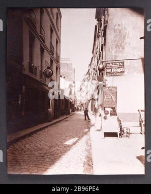 RUE BIEVRE, 5ÈME ARRONDISSEMENT, PARIS Eugène Atget (1857-1927). Rue de Bièvre. Paris (Vème arr.). 1900. Paris, musée Carnavalet. Banque D'Images