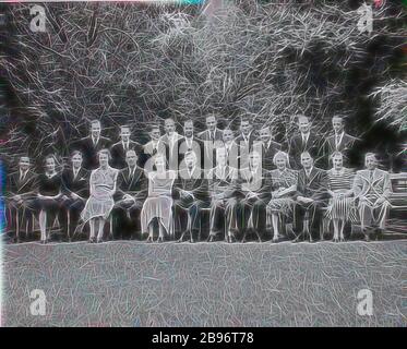 Photographie, Conférence des comptables, Abbotsford, Victoria, 1948, Photographie en gélatine d'argent noir et blanc des membres de la Conférence des comptables, Kodak Australasia, Abbotsford, Victoria, 1948. Rangée avant de gauche à droite : Roger Kurant, Jean Jeffries, John Habersberger, Laura Marsh, Bill Clarkson, Moira Sheedy, Ernie page, John Sutherland, Len Shepherd, Nell Cameron, Alf Martin, Norma Symmons, Jack Ellis. Rangée arrière de gauche à droite: Noel Monteith, Wal, réimaginé par Gibon, conception de chaleureux gai lumineux et rayonnant de lumière. L'art classique réinventé avec une touche moderne. Pho Banque D'Images