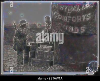 Photographie - 'Pea Soup or Cocoa', Longueval, France, première Guerre mondiale, décembre 1916, une des treize photographies en noir et blanc qui se rapportent au 24e Bataillon de l'Armée impériale australienne (AIF), Pendant la première Guerre mondiale. Partie d'une collection plus importante qui a été offerte par la Ligue des militaires d'Australie limitée (RSL). Un soldat se tient devant un buffet australien du Fonds de confort. Il boit à la tasse pendant qu'un autre soldat regarde dessus. Prise en décembre 1916, réinventée par Gibon, conception de lumière chaude et gaie, rayonnant de lumière et de rayonnement. L'art classique réinventé avec un mode Banque D'Images