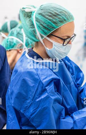 Covid-19. L'infirmière féminine met des chiffons de protection. Équipement de protection individuelle dans la lutte contre la maladie de Coronavirus . Banque D'Images