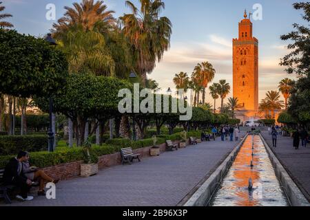 Koutoubia Mosquée Kutubiyya Marrakech Maroc Afrique du Nord Jemaa el-Fnaa Marrakech Médine fontaines et palmiers I Banque D'Images