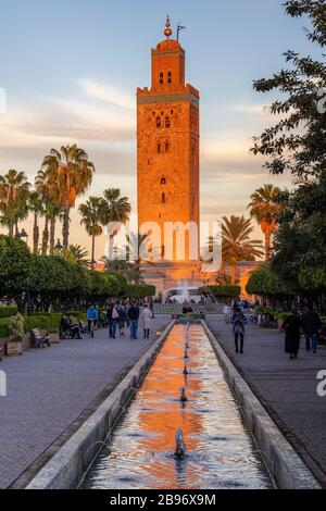 Koutoubia Mosquée Kutubiyya Marrakech Maroc Afrique du Nord Jemaa el-Fnaa Marrakech Médine fontaines et palmiers II Banque D'Images