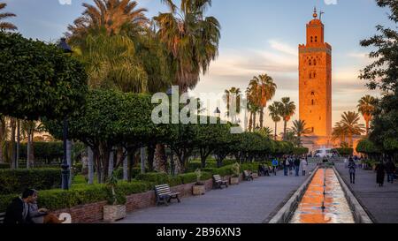 Koutoubia Mosquée Kutubiyya Marrakech Maroc Afrique du Nord Jemaa el-Fnaa Marrakech Médine fontaines et palmiers III Banque D'Images