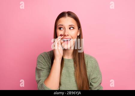 Portrait d'une jolie fille interposée écoutez secret confidentiel voulez partager son ami mettre la bouche à la main lèvres porter pull isolé sur la couleur pastel Banque D'Images