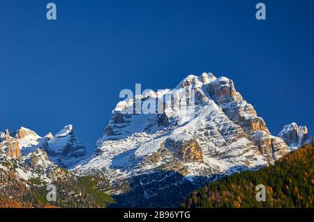 Vue panoramique sur les montagnes autour de Madonna di Campiglio Madonna di Campiglio en automne, Italie, Nord & Central Brenta groupes de montagne, W Banque D'Images