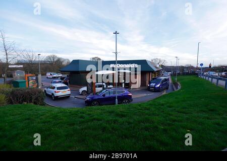 Dernières commandes au restaurant McDonalds à Colton, Leeds, avant que la chaîne Fast Food ferme tous ses magasins britanniques jusqu'à nouvel ordre en raison de Covid19 Banque D'Images