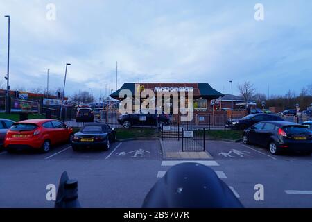 Dernières commandes au restaurant McDonalds à Colton, Leeds, avant que la chaîne Fast Food ferme tous ses magasins britanniques jusqu'à nouvel ordre en raison de Covid19 Banque D'Images