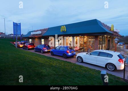 Dernières commandes au restaurant McDonalds à Colton, Leeds, avant que la chaîne Fast Food ferme tous ses magasins britanniques jusqu'à nouvel ordre en raison de Covid19 Banque D'Images