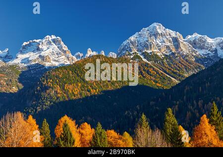 Vue panoramique sur les montagnes autour de Madonna di Campiglio Madonna di Campiglio en automne, Italie, Nord & Central Brenta groupes de montagne, W Banque D'Images