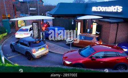 Dernières commandes au restaurant McDonalds à Colton, Leeds, avant que la chaîne Fast Food ferme tous ses magasins britanniques jusqu'à nouvel ordre en raison de Covid19 Banque D'Images