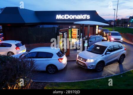 Dernières commandes au restaurant McDonalds à Colton, Leeds, avant que la chaîne Fast Food ferme tous ses magasins britanniques jusqu'à nouvel ordre en raison de Covid19 Banque D'Images