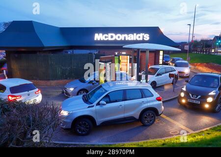 Dernières commandes au restaurant McDonalds à Colton, Leeds, avant que la chaîne Fast Food ferme tous ses magasins britanniques jusqu'à nouvel ordre en raison de Covid19 Banque D'Images