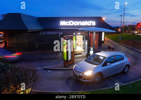 Dernières commandes au restaurant McDonalds à Colton, Leeds, avant que la chaîne Fast Food ferme tous ses magasins britanniques jusqu'à nouvel ordre en raison de Covid19 Banque D'Images