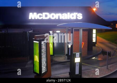 Dernières commandes au restaurant McDonalds à Colton, Leeds, avant que la chaîne Fast Food ferme tous ses magasins britanniques jusqu'à nouvel ordre en raison de Covid19 Banque D'Images