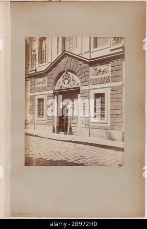 Entrée de l'hôtel Carnavalet, 23 rue de Sevignne, 3ème arrondissement, Paris. Album sur l'hôtel Carnavalet, 23 rue de Sévigné. Entrée. Paris (IIIème arr.), 1862-1905. Photo de Pierre Emonts (ou Emonds, 1831-1912). Paris, musée Carnavalet. Banque D'Images