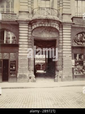 HÔTEL BEAUVAIS Hôtel de Beauvais, 68 rue François Miron. Paris (IVème arrondissement), août 1900. Photo d'Eugène Atget (1857-1927). Paris, musée Carnavalet. Banque D'Images