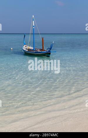 Bateau traditionnel, dhoni sur la plage, île d'été, North Malé Atoll, Maldives Banque D'Images