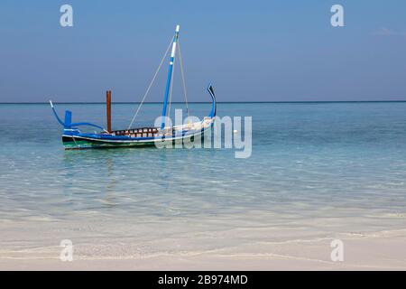 Bateau à voile traditionnel des Maldives, dhoni sur la plage, Summer Island, North Male Atoll, Maldives Banque D'Images