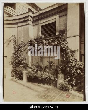 HÔTEL CHANAC (HÔTEL DU CHATELET), Palais de l'Archevêque, 127 RUE GRENELLE, 7ÈME ARRONDISSEMENT, PARIS Hôtel de Chanac (hôtel du Châtelet), Palais Archiépiscopal, 127 rue de Grenelle, Paris (VIIème arr.), 1907. Photo d'Eugène Atget (1857-1927). Paris, musée Carnavalet. Banque D'Images