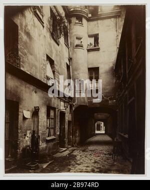 OLD COURT, 56 RUE DE LA VERRERIE, 1ère arrondissement, PARIS Vieille cour, 56 rue de la Verrière. Paris (Ier arr.), 1908. Photo d'Eugène Atget (1857-1927). Paris, musée Carnavalet. Banque D'Images