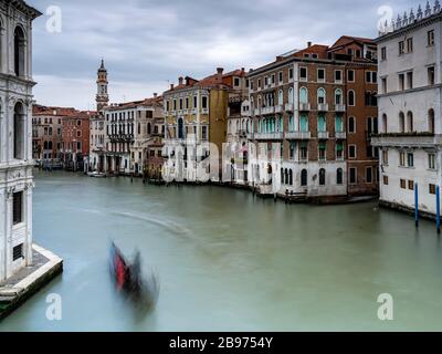 Vue depuis le pont du Rialto sur la Grande Canale, Venise, Venetia, Italie Banque D'Images