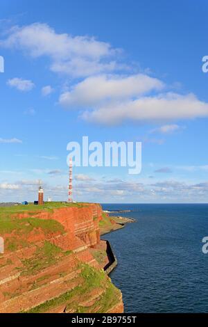 Vue depuis le sentier de la falaise jusqu'au phare de l'Oberland, de Helgoland, de la mer du Nord, du Schleswig-Holstein, en Allemagne Banque D'Images