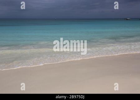 émeraude matin sur la rive de l'océan avant la pluie Banque D'Images