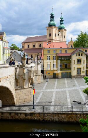 Vue sur l'église Minorite de Sainte Marie et le pont gothique, Klodzko, Basse Silésie, Pologne Banque D'Images