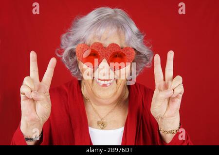 Drôle de paix et d'amour avec la grand-maman lunettes coeur rouge Banque D'Images