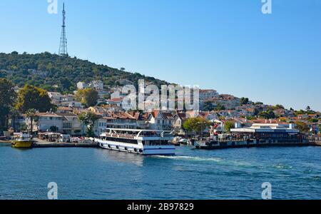 La gare de ferry de Kinaliada dans les îles des Princes, également appelée Adalar, dans la mer de Marmara au large de la côte d'Istanbul Banque D'Images