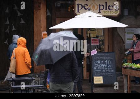 Portland, États-Unis. 23 mars 2020. Les gens font la queue pour se rendre à la People's Food Co-Op, qui ne laisse que dix clients à la fois à Portland, en Oregon, le 23 mars 2020. Le gouverneur Kate Brown a publié aujourd'hui un ordre exécutif à l'échelle de l'État pour rester à la maison, à l'exception des besoins essentiels car les mesures de distanciation sociale visent à ralentir la propagation du nouveau coronavirus (COVID-19) et à aplatir la courbe. (Photo d'Alex Milan Tracy/Sipa USA) crédit: SIPA USA/Alay Live News Banque D'Images