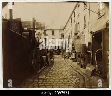 COUR Veissière, PASSAGE THIERE, 11ÈME ARRONDISSEMENT, PARIS Cour Veissière, passage Thière, Paris (Xème arr.), 1913. Photo d'Eugène Atget (1857-1927). Paris, musée Carnavalet. Banque D'Images