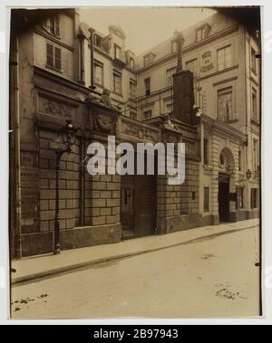 MEUBLES DE L'HÔTEL Elysée / HOTEL LE MARQUIS DE LA VILLETTE HOUSE MORTUAIRE VOLTAIRE, 1 RUE BEAUME, 5ÈME ARRONDISSEMENT, PARIS Hôtel meulé de l'Elysée / hôtel du marquis de la Villette, maison morale de Voltaire, 1 rue de Beaume, Paris (Vème arr.), 1909. Photo d'Eugène Atget (1857-1927). Paris, musée Carnavalet. Banque D'Images