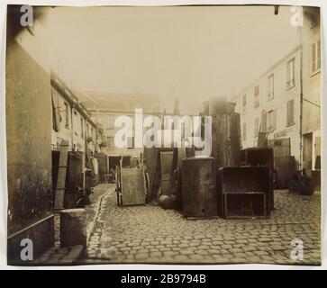 COUR Veissière, PASSAGE THIERE, 11ÈME ARRONDISSEMENT, PARIS Cour Veissière, passage Thière, Paris (Xème arr.), 1913. Photo d'Eugène Atget (1857-1927). Paris, musée Carnavalet. Banque D'Images