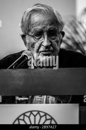 Noam Chomsky, la Conferencia titulada ofrecio capitalisme Gangter y resistencias transfronterizas, organizada por el Colegio Sonora en el centro de la Banque D'Images