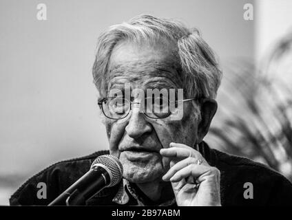 Noam Chomsky, la Conferencia titulada ofrecio capitalisme Gangter y resistencias transfronterizas, organizada por el Colegio Sonora en el centro de la Banque D'Images