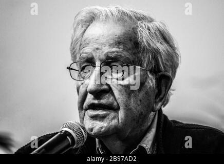 Noam Chomsky, la Conferencia titulada ofrecio capitalisme Gangter y resistencias transfronterizas, organizada por el Colegio Sonora en el centro de la Banque D'Images