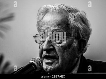 Noam Chomsky, la Conferencia titulada ofrecio capitalisme Gangter y resistencias transfronterizas, organizada por el Colegio Sonora en el centro de la Banque D'Images