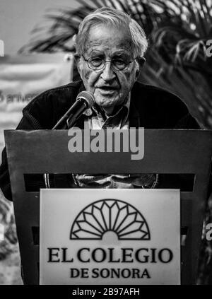 Noam Chomsky, la Conferencia titulada ofrecio capitalisme Gangter y resistencias transfronterizas, organizada por el Colegio Sonora en el centro de la Banque D'Images