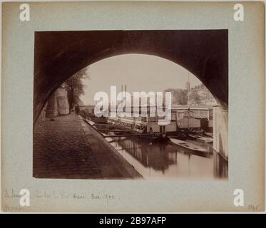 La Seine - vue prise sous le Pont Marie - Mai 1900. La Seine, sous le Pont Marie à l'Hôtel de Ville de Quai d'Anjou, 4ème arrondissement, Paris 'la Seine, vue levier sous le Pont Marie, du quai d'Anjou vers l'Hôtel de Ville, Paris (IVème arr.)'. Photo d'Eugène Atget (1857-1927). Papier de rage alluminé. Mai 1900. Paris, musée Carnavalet. Banque D'Images