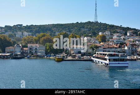 La gare de ferry de Kinaliada dans les îles des Princes, également appelée Adalar, dans la mer de Marmara au large de la côte d'Istanbul Banque D'Images