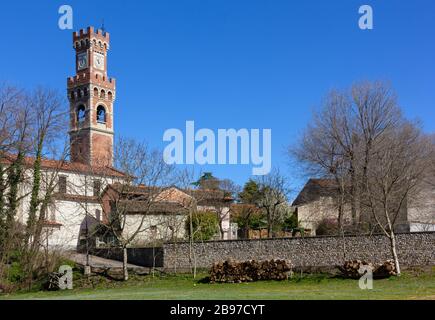 Village rural de Turrida di Sedegliano, Italie, dans la région de Friuli, avec le clocher de l'église en arrière-plan Banque D'Images