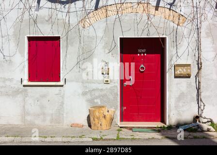 La porte d'entrée de la maison confortable sur la rue Banque D'Images