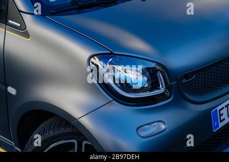 Paris, France - 18 mars 2020 : vue avant du nouveau phare LED sur la voiture Mercedes-Benz Smart en argent stationnée dans la rue Banque D'Images