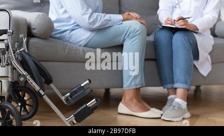 Médecin de femme consultant les femmes âgées à la maison Banque D'Images