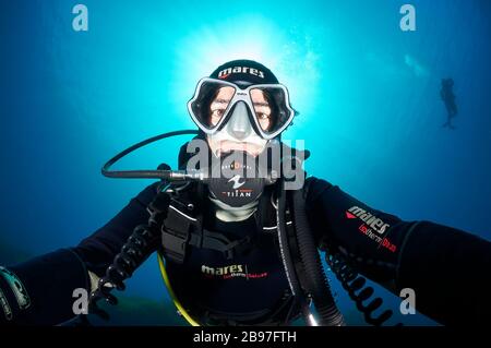 Plongée sous-marine masculine selfie sous-marine aux rayons du soleil dans son dos dans le parc naturel de ses Salines (Formentera, Iles Baléares, Méditerranée, Espagne) Banque D'Images