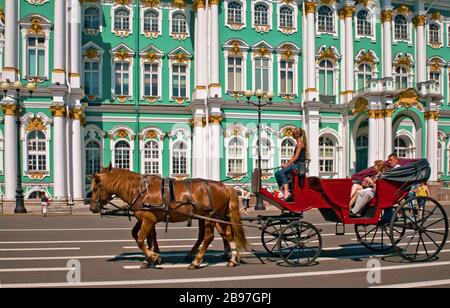 Calèche devant le Palais d'hiver et le musée de l'Ermitage, Saint-Pétersbourg, Russie Banque D'Images