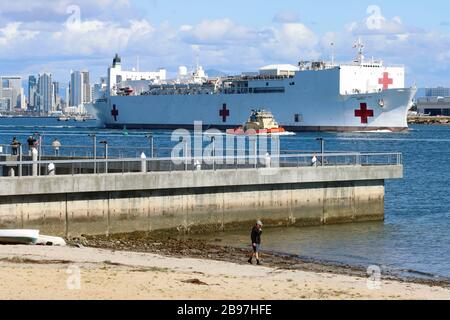 San Diego, Californie, États-Unis. 23 mars 2020. Le navire de l'hôpital Navy basé à San Diego USNS Mercy quitte la baie de San Diego en direction de Los Angeles, où il fournira un soutien en cas de débordement aux patients non coronavirus dans la région en raison de la poussée de patients coronavirus. Crédit: John Gataldo/ZUMA Wire/Alay Live News Banque D'Images